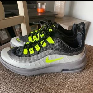 Nike Air Max Axis Sneakers